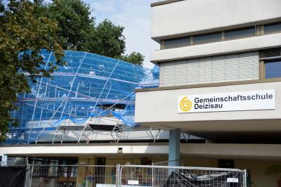 Unwetter ueber Deizisau reisst Geruest an einer Schule um